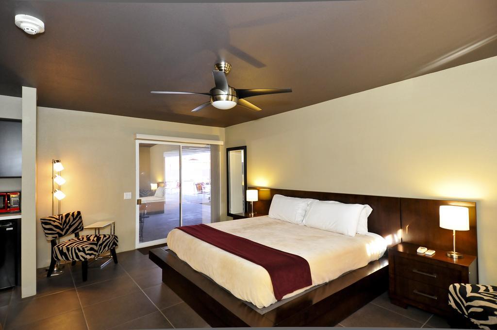 Bearfoot Inn - Clothing Optional Hotel For Gay Men Palm Springs Rom bilde