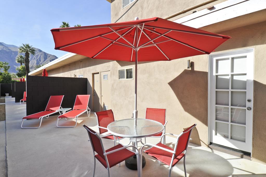 Bearfoot Inn - Clothing Optional Hotel For Gay Men Palm Springs Rom bilde