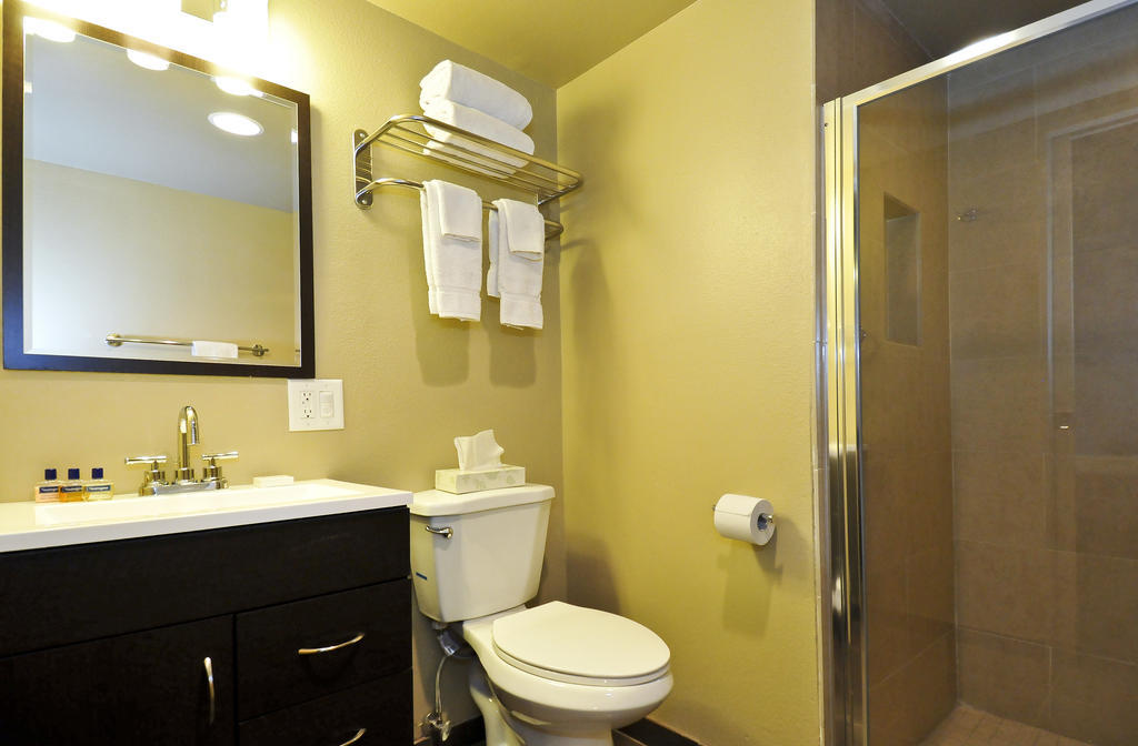 Bearfoot Inn - Clothing Optional Hotel For Gay Men Palm Springs Rom bilde