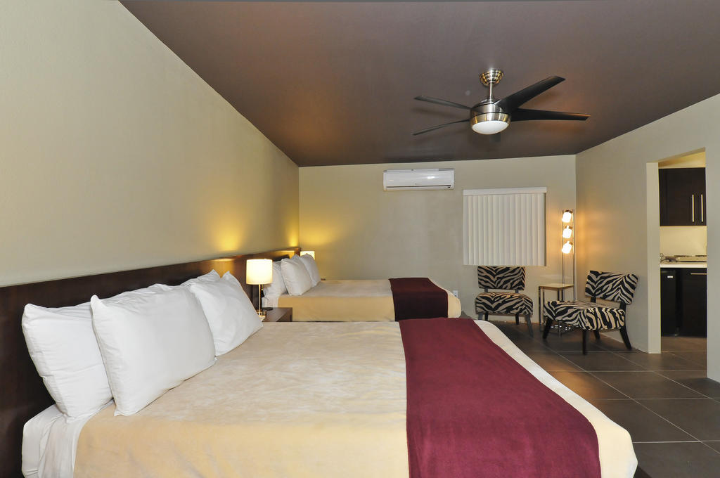 Bearfoot Inn - Clothing Optional Hotel For Gay Men Palm Springs Rom bilde